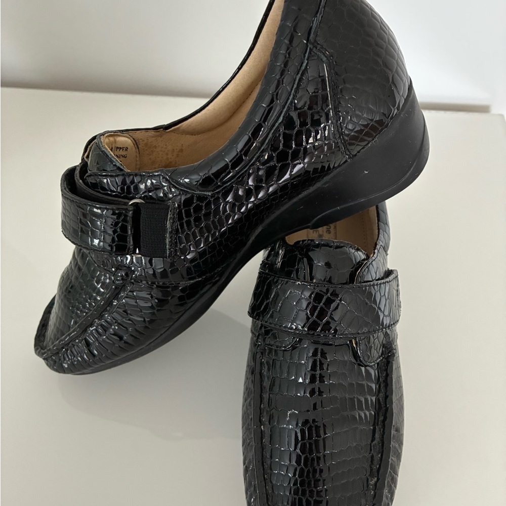 Ortho Line Black Crocodile Pattern Loafers Size 8